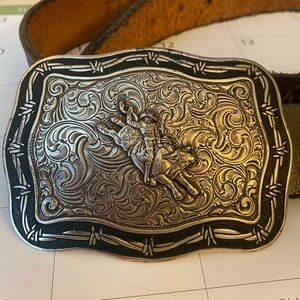 CRUMRINE Belt Buckle BULL RIDER Barbed Wire border Western cowboy w/ belt